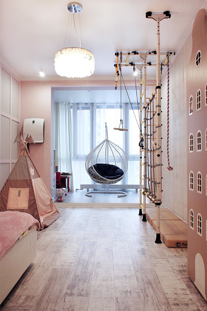 Ejemplo de habitación de niña de 4 a 10 años escandinava de tamaño medio con paredes rosas, suelo de corcho y suelo blanco