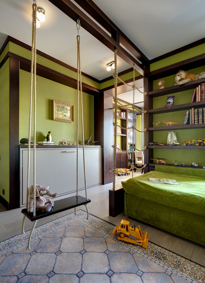 Esempio di una grande cameretta per bambini da 4 a 10 anni contemporanea con pareti verdi e pavimento in legno massello medio