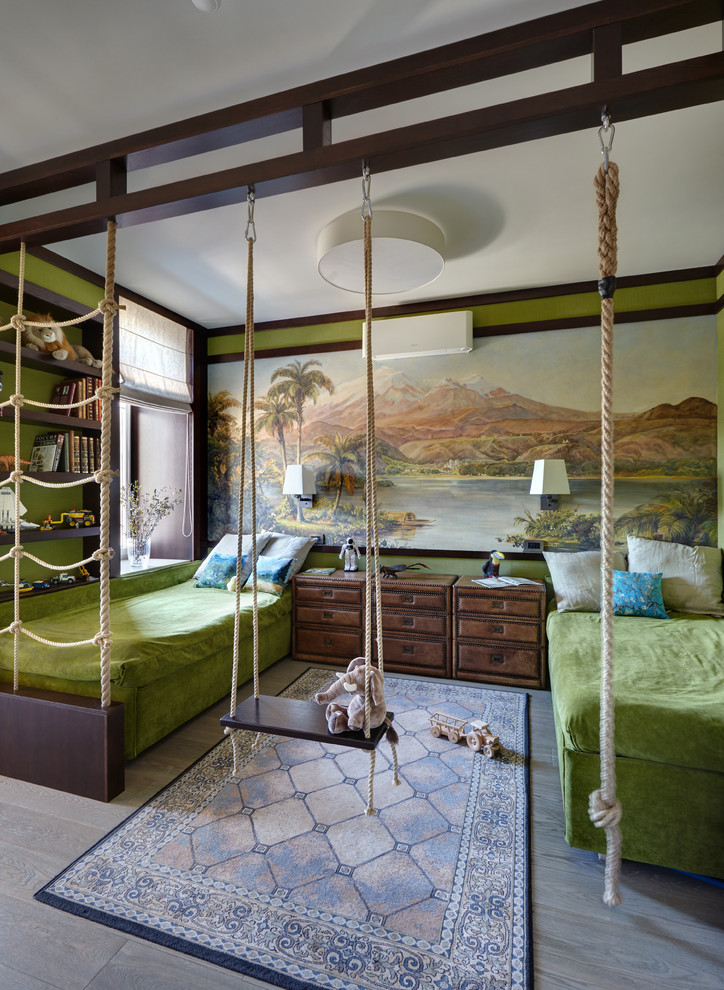 Ejemplo de dormitorio infantil de 4 a 10 años contemporáneo grande con paredes verdes y suelo de madera en tonos medios