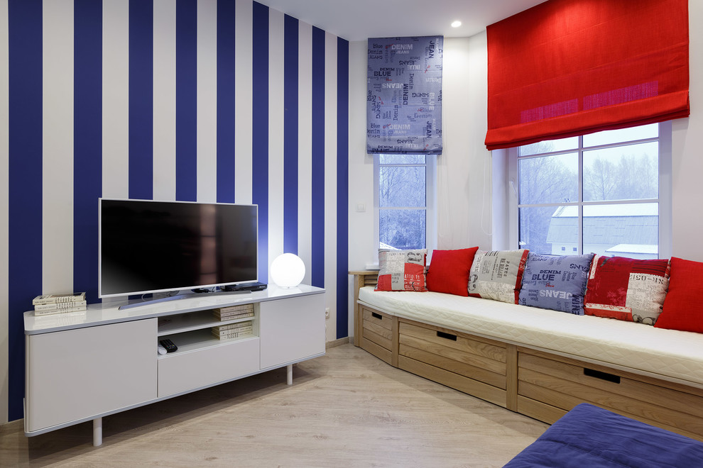 Inspiration för små moderna barnrum kombinerat med lekrum, med blå väggar, laminatgolv och beiget golv