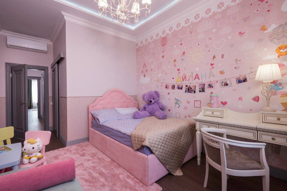 На фото: детская среднего размера в классическом стиле с спальным местом, розовыми стенами, полом из ламината и коричневым полом для ребенка от 4 до 10 лет, девочки