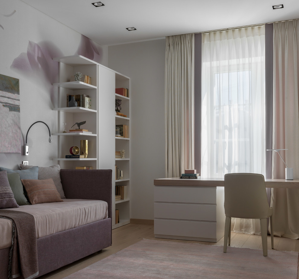 Idéer för att renovera ett stort minimalistiskt flickrum kombinerat med sovrum, med ljust trägolv och beiget golv