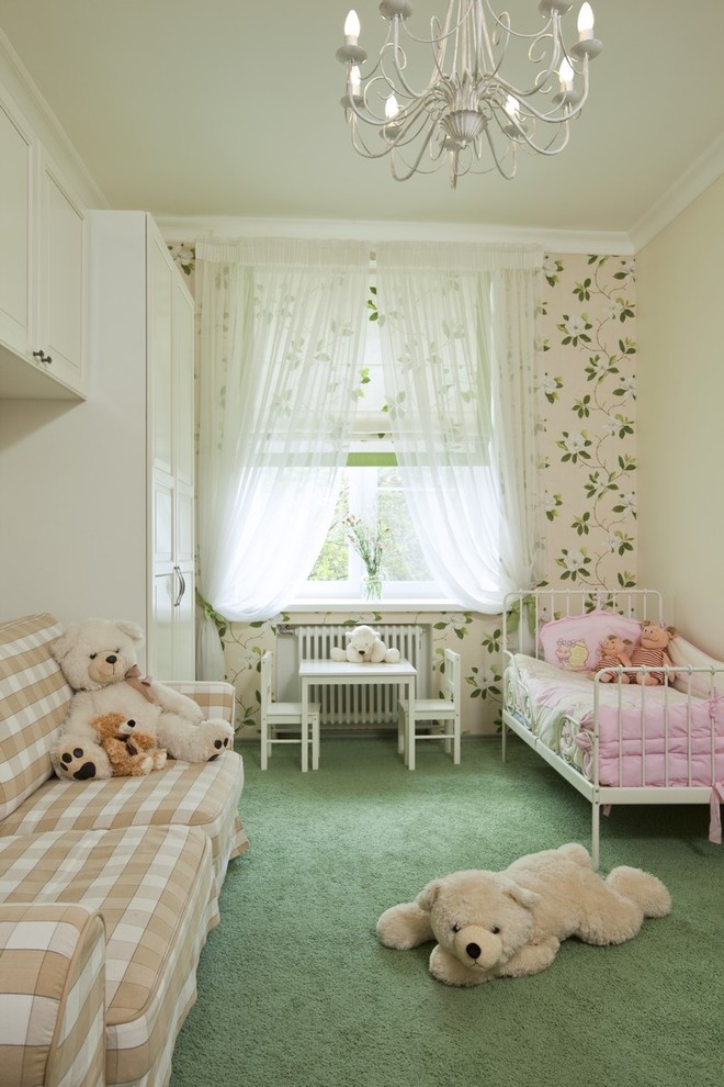 Immagine di una piccola cameretta per bambini da 1 a 3 anni classica con moquette e pareti multicolore