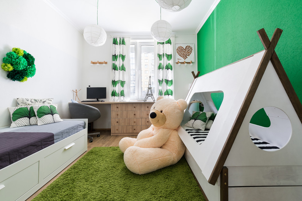 サンクトペテルブルクにある低価格の中くらいなコンテンポラリースタイルのおしゃれな子供部屋 (白い壁、ラミネートの床、ベージュの床、照明) の写真