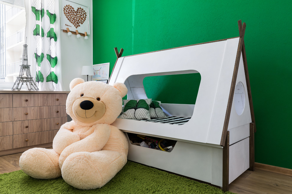 Modelo de dormitorio infantil de 4 a 10 años pequeño con paredes verdes, suelo laminado y suelo beige