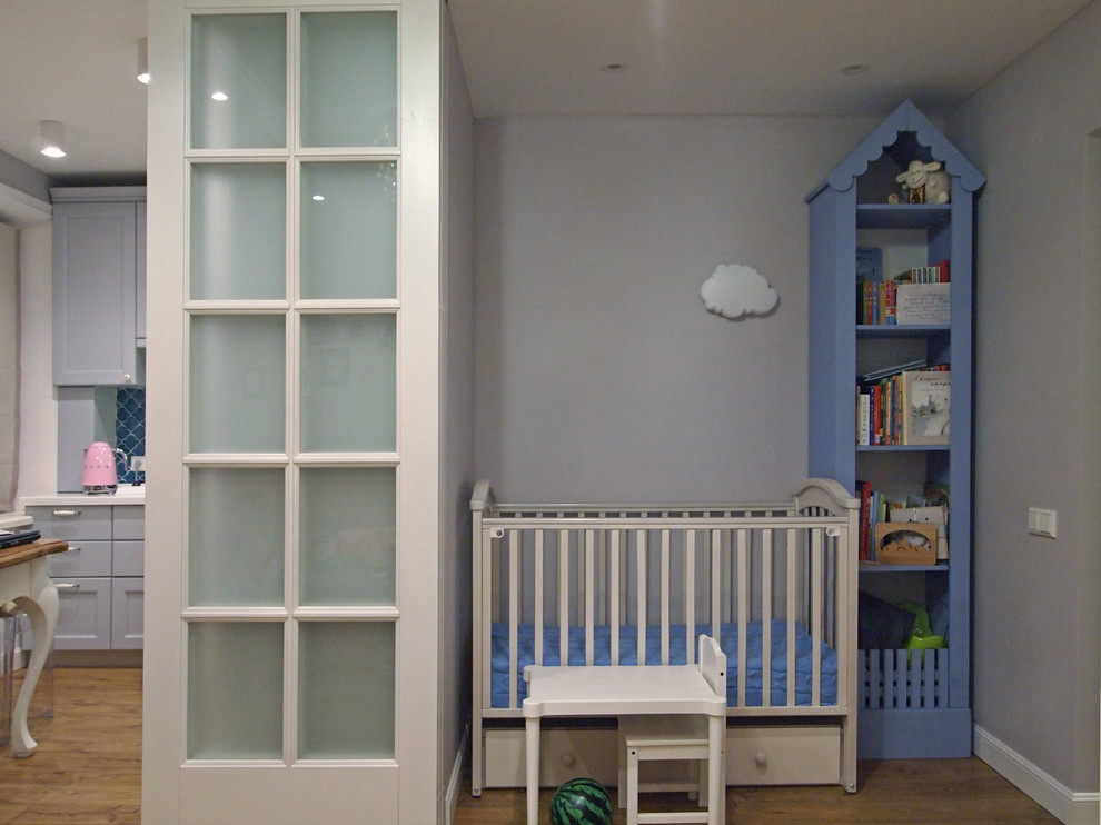 Идея дизайна: маленькая детская в скандинавском стиле с спальным местом, серыми стенами, полом из ламината и бежевым полом для на участке и в саду, ребенка от 1 до 3 лет, мальчика