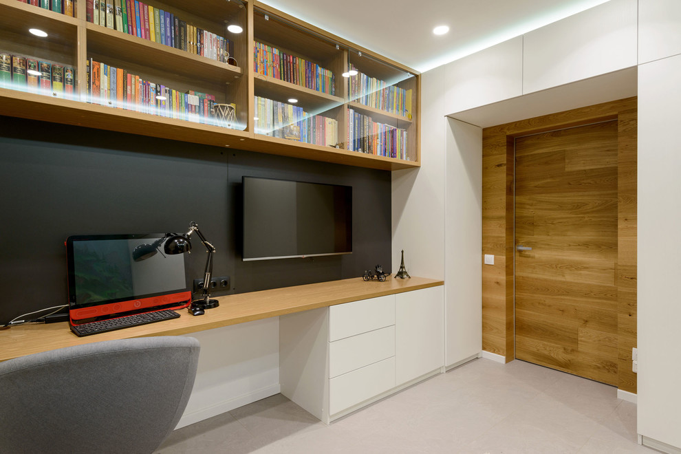 Aménagement d'une chambre de garçon contemporaine avec un bureau, un mur blanc et un sol gris.
