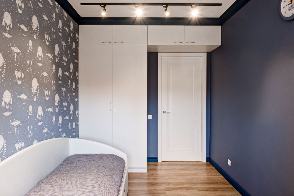 Idéer för ett litet modernt pojkrum för 4-10-åringar, med blå väggar, laminatgolv och gult golv