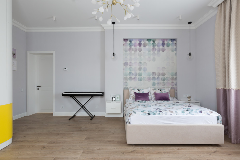 Ejemplo de dormitorio infantil clásico renovado grande con paredes púrpuras, suelo laminado, suelo beige y papel pintado