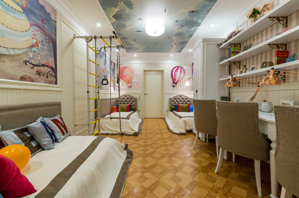Inspiration för klassiska könsneutrala barnrum kombinerat med sovrum, med flerfärgade väggar och mellanmörkt trägolv