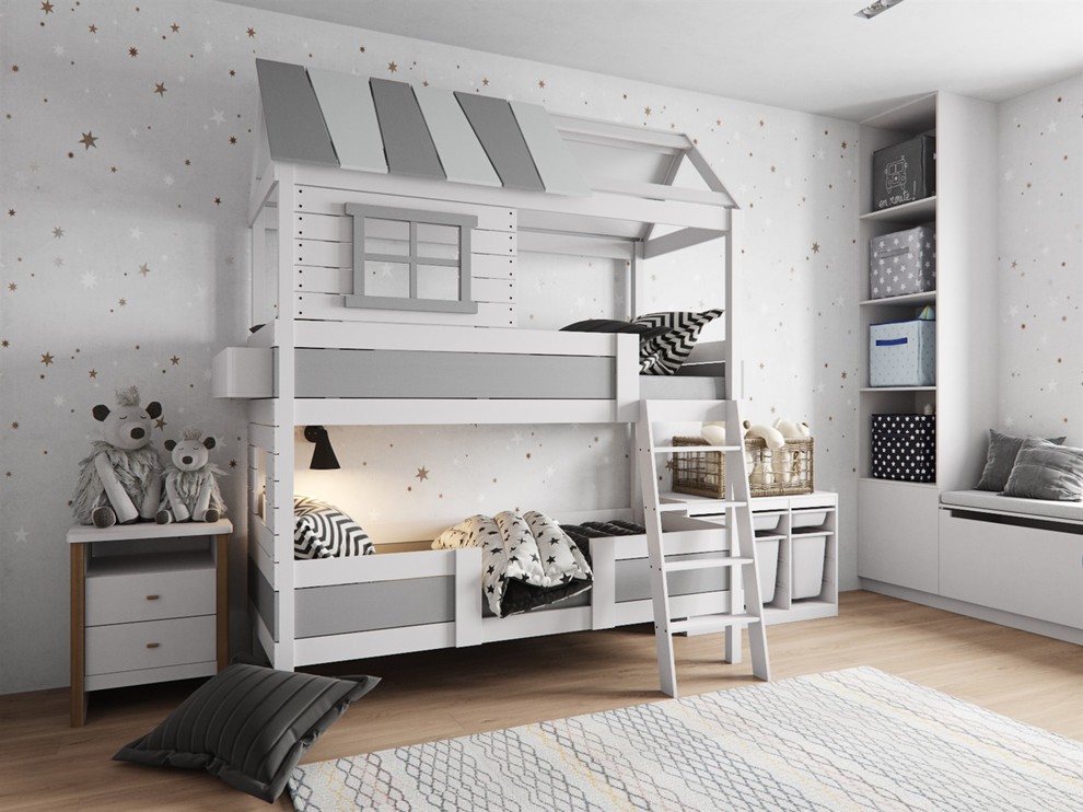 Exemple d'une grande chambre d'enfant tendance avec un mur gris, sol en stratifié et un sol marron.