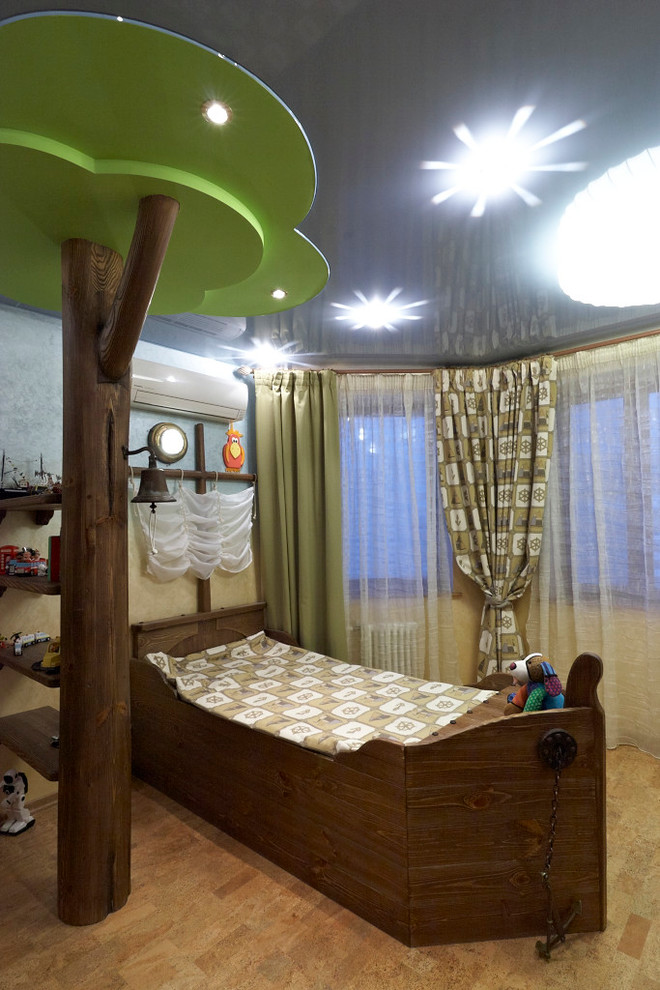 Modelo de dormitorio infantil de 4 a 10 años costero grande con paredes beige y suelo de corcho