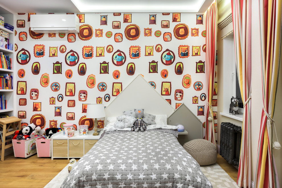 Ejemplo de dormitorio infantil contemporáneo con paredes multicolor, suelo de madera en tonos medios y suelo marrón