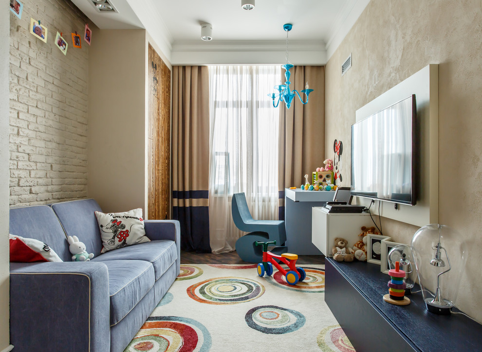 На фото: нейтральная детская в современном стиле с бежевыми стенами и ковровым покрытием для ребенка от 4 до 10 лет