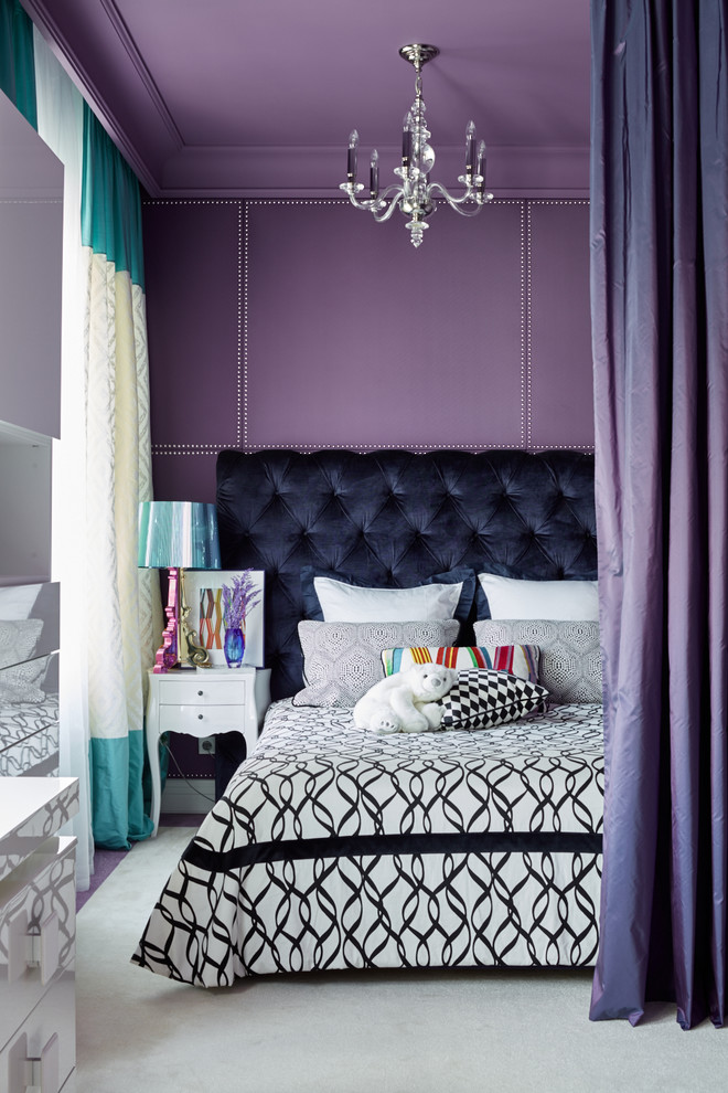 Ejemplo de dormitorio infantil ecléctico con paredes púrpuras, moqueta y suelo blanco