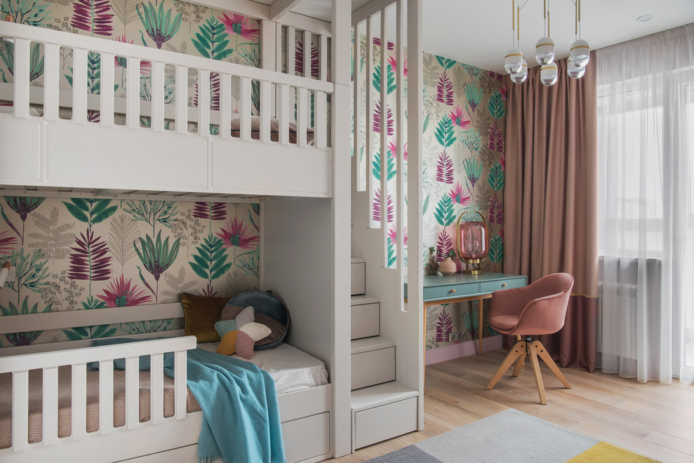 Пример оригинального дизайна: детская среднего размера в современном стиле с спальным местом, светлым паркетным полом, бежевым полом и разноцветными стенами для ребенка от 4 до 10 лет, девочки, двоих детей