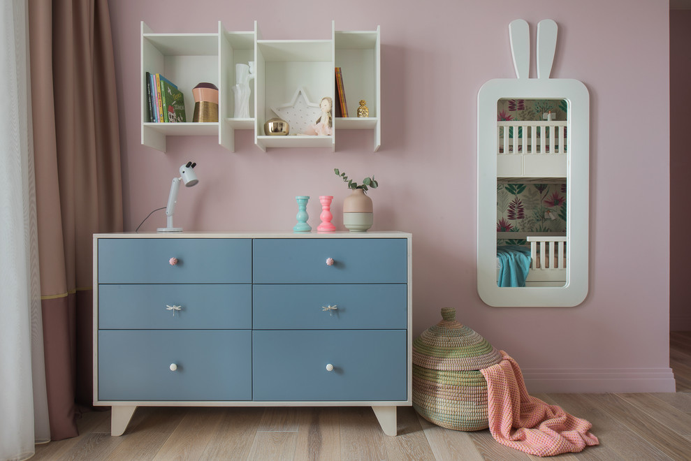 Пример оригинального дизайна: детская среднего размера в современном стиле с спальным местом, розовыми стенами, светлым паркетным полом и бежевым полом для ребенка от 4 до 10 лет, девочки