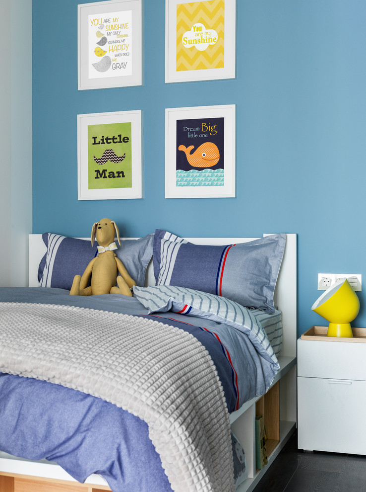 Diseño de dormitorio infantil contemporáneo con paredes azules y suelo negro