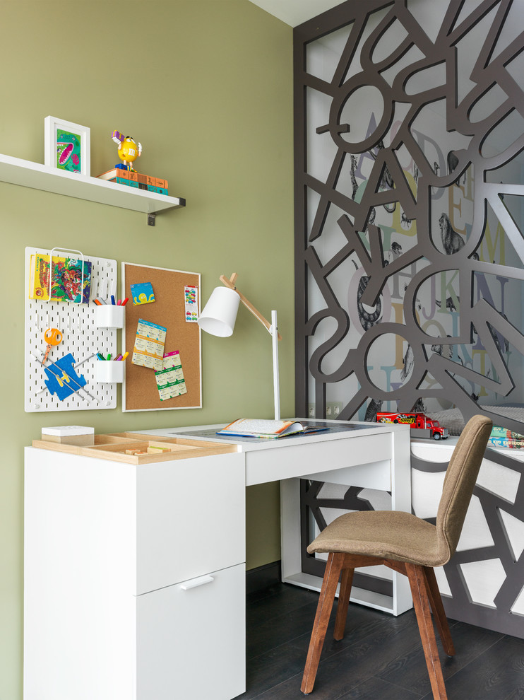 Idéer för att renovera ett funkis pojkrum kombinerat med skrivbord och för 4-10-åringar, med gröna väggar och mörkt trägolv