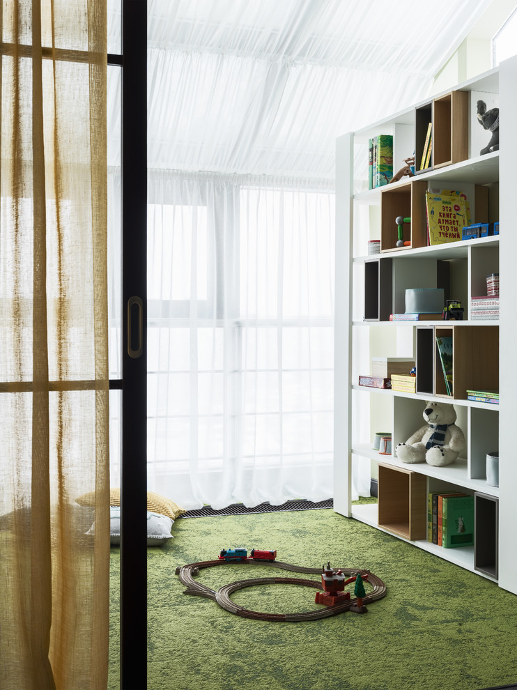 На фото: детская с игровой в современном стиле с ковровым покрытием и зеленым полом для мальчика, ребенка от 1 до 3 лет