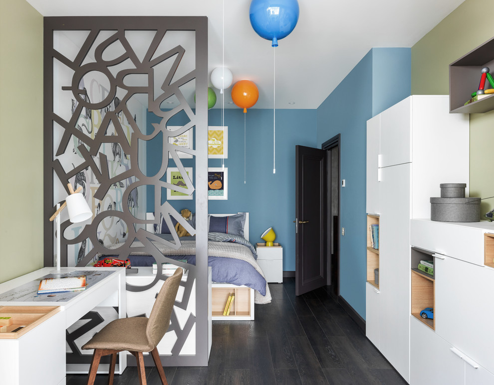 Inspiration pour une chambre d'enfant de 4 à 10 ans design avec un mur bleu et parquet foncé.