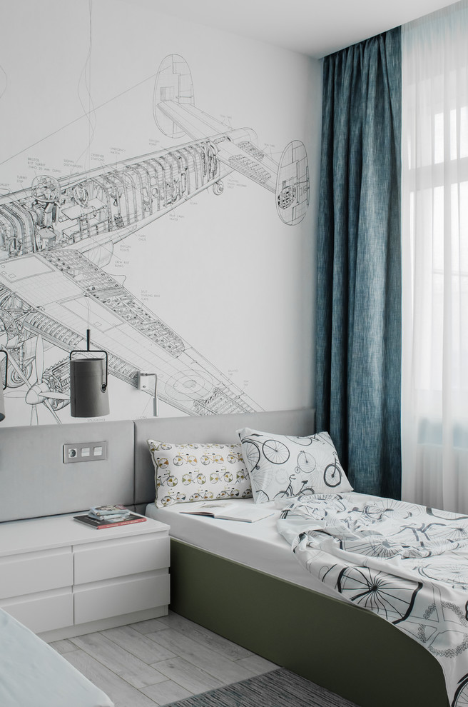 Inredning av ett modernt mellanstort pojkrum kombinerat med sovrum, med blå väggar och korkgolv