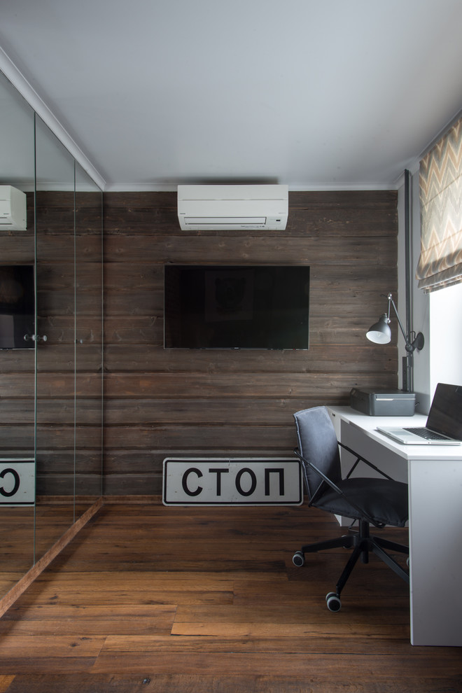 Exempel på ett industriellt barnrum kombinerat med skrivbord, med bruna väggar, mellanmörkt trägolv och brunt golv