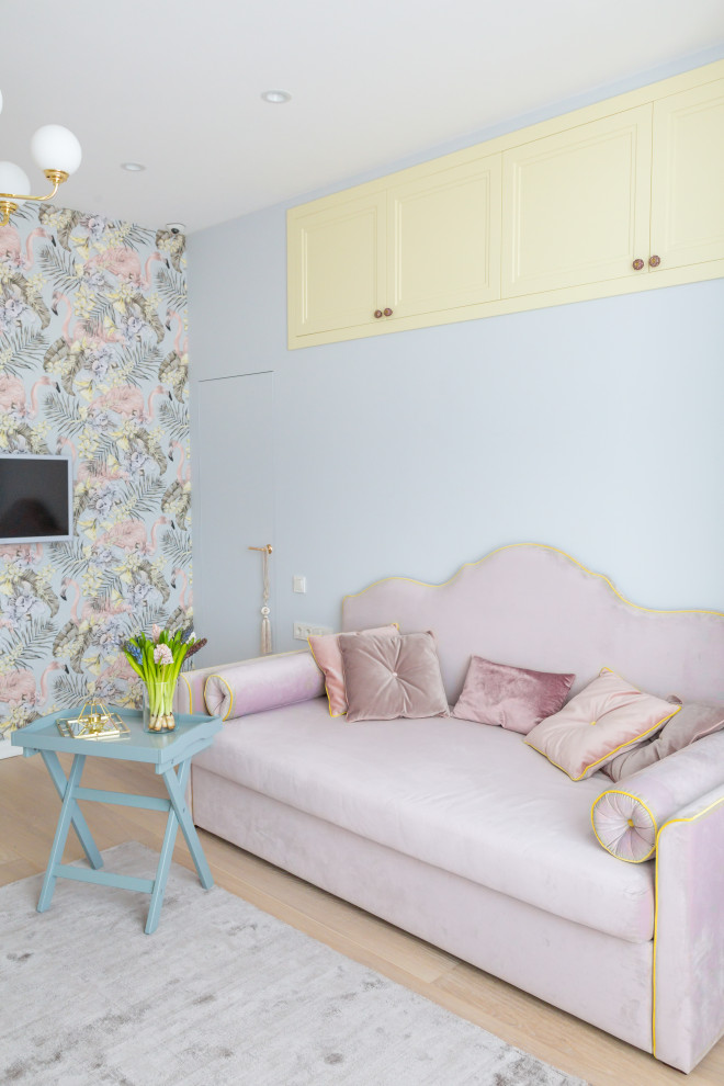 Inspiration pour une petite chambre d'enfant design avec un mur multicolore, un sol en bois brun et un sol beige.