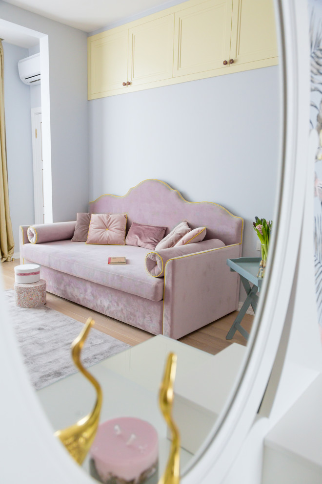 Esempio di una piccola cameretta per bambini design con pareti multicolore, pavimento in legno massello medio e pavimento beige