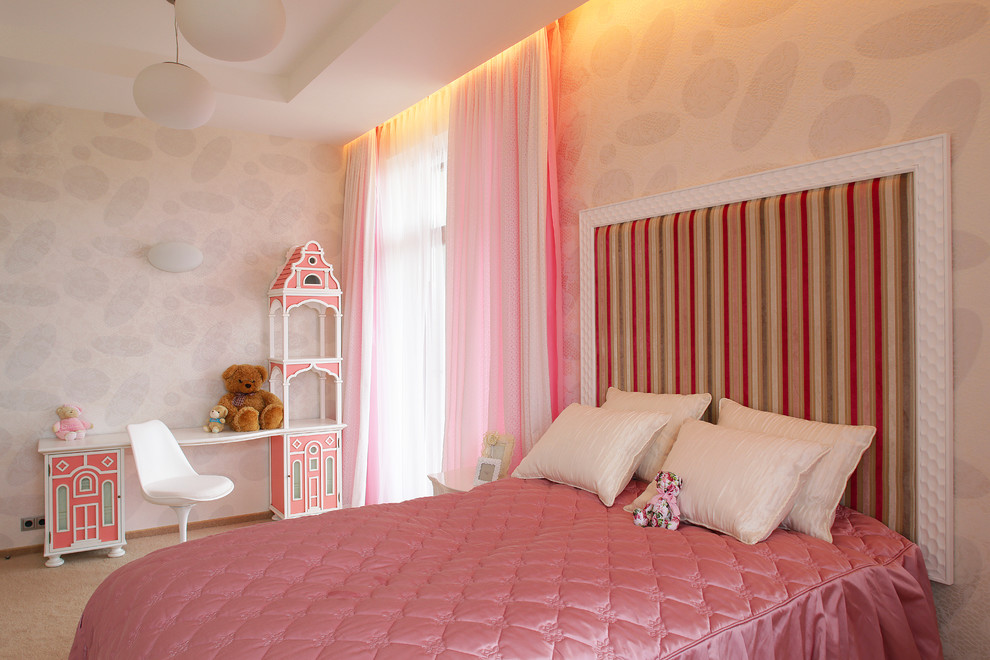 Klassisk inredning av ett flickrum kombinerat med sovrum, med beige väggar