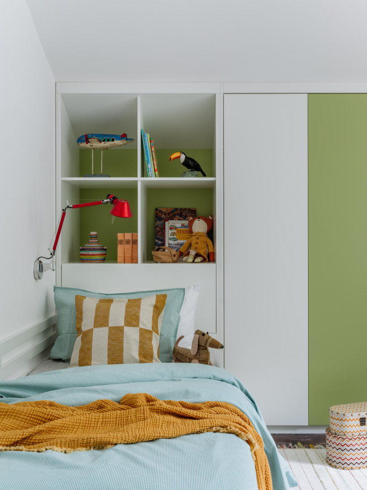 Diseño de dormitorio infantil abovedado contemporáneo con paredes blancas, suelo de madera oscura y suelo marrón