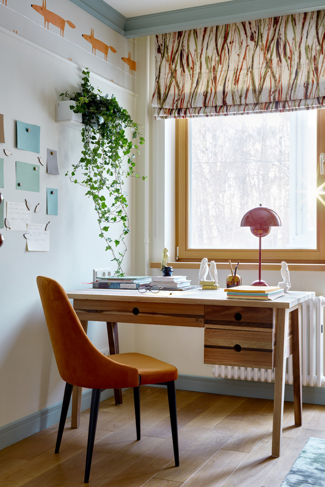 Cette photo montre une chambre neutre de 4 à 10 ans tendance de taille moyenne avec un bureau, un mur blanc et un sol beige.