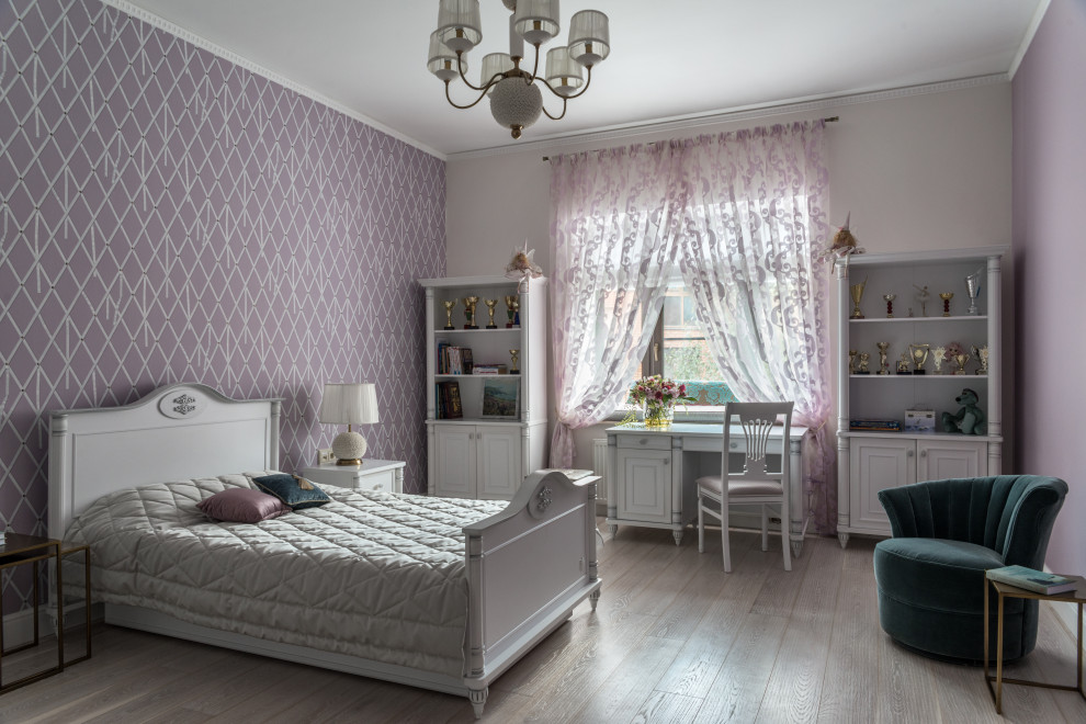 Aménagement d'une chambre d'enfant classique avec un mur violet, parquet clair et un sol beige.