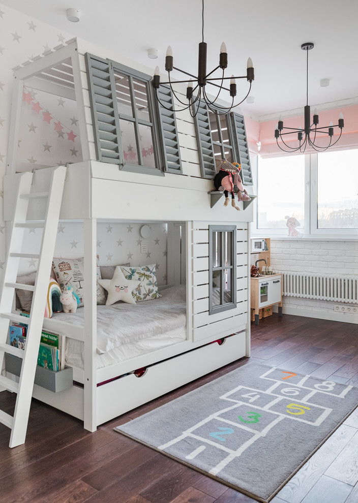 Modern inredning av ett flickrum kombinerat med sovrum och för 4-10-åringar, med flerfärgade väggar, mörkt trägolv och brunt golv