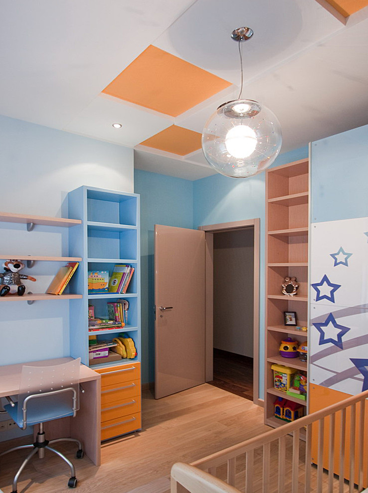 Mittelgroßes Modernes Jungszimmer mit Schlafplatz, blauer Wandfarbe, braunem Holzboden und beigem Boden in Sonstige