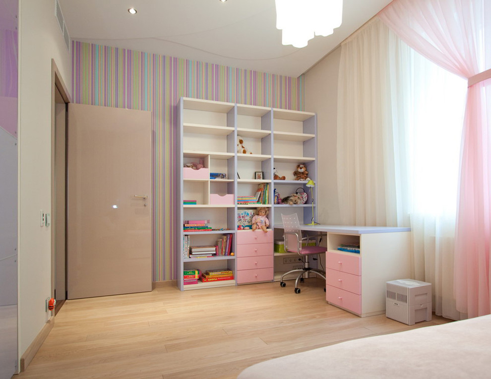 他の地域にあるお手頃価格の中くらいなコンテンポラリースタイルのおしゃれな子供部屋 (ピンクの壁、無垢フローリング、児童向け、ベージュの床) の写真