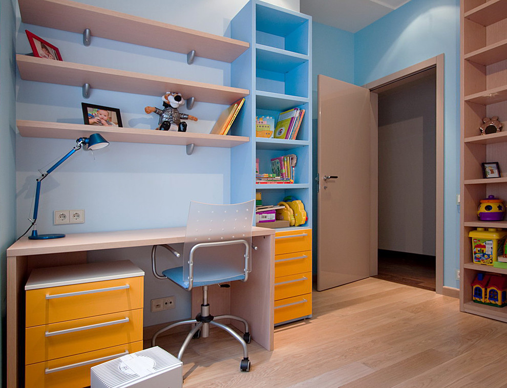 Bild på ett mellanstort funkis pojkrum kombinerat med sovrum och för 4-10-åringar, med blå väggar, mellanmörkt trägolv och beiget golv