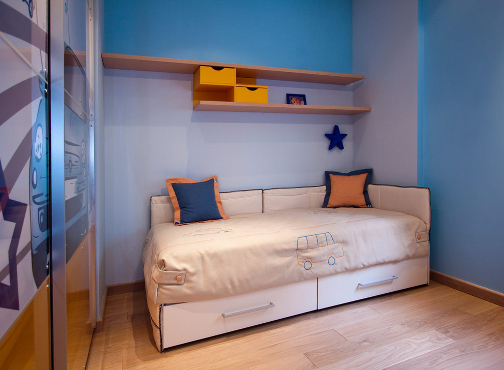 Mittelgroßes Modernes Jungszimmer mit Schlafplatz, blauer Wandfarbe, braunem Holzboden und beigem Boden in Sonstige