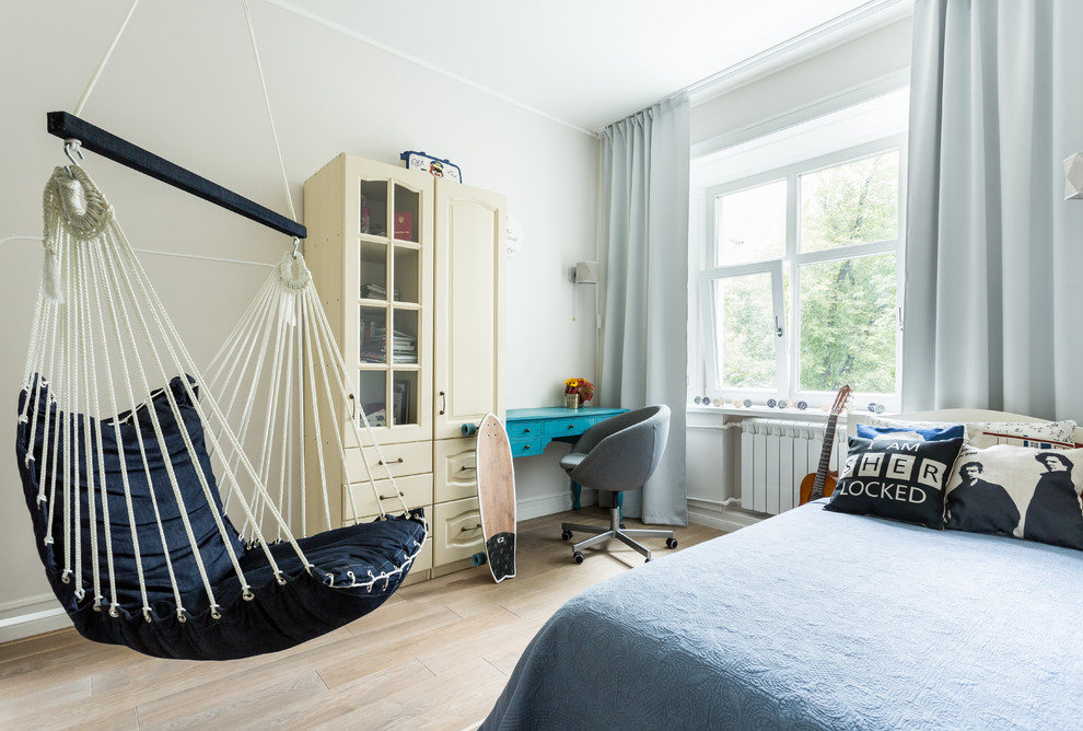 Пример оригинального дизайна: маленькая нейтральная детская в скандинавском стиле с спальным местом, белыми стенами, светлым паркетным полом и бежевым полом для на участке и в саду, подростка