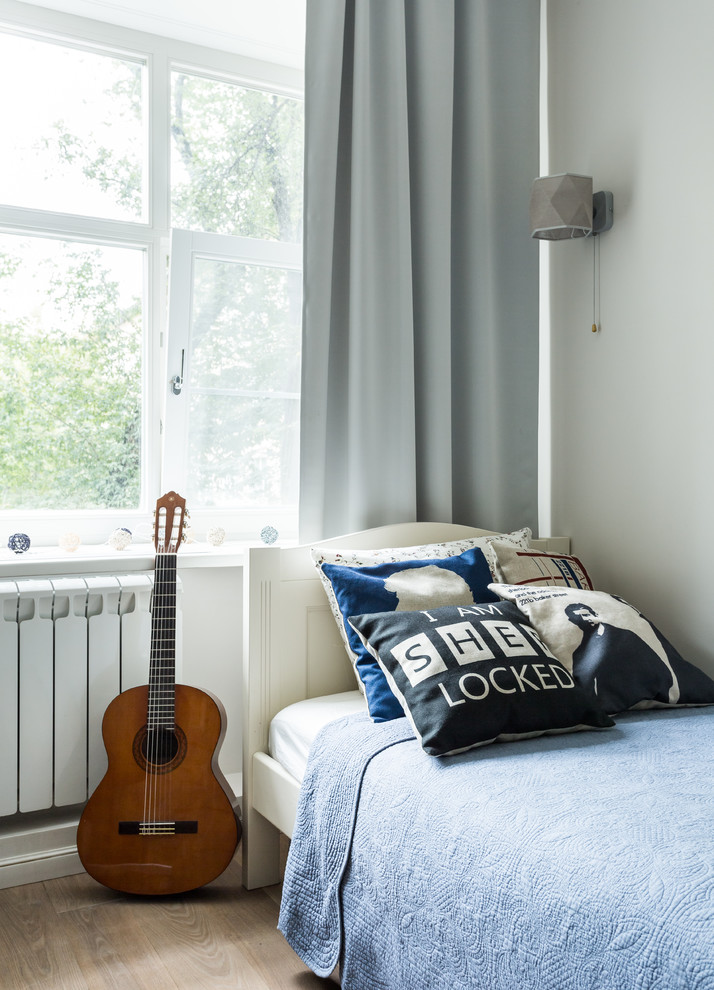 Diseño de dormitorio infantil escandinavo pequeño con paredes blancas y suelo de madera clara