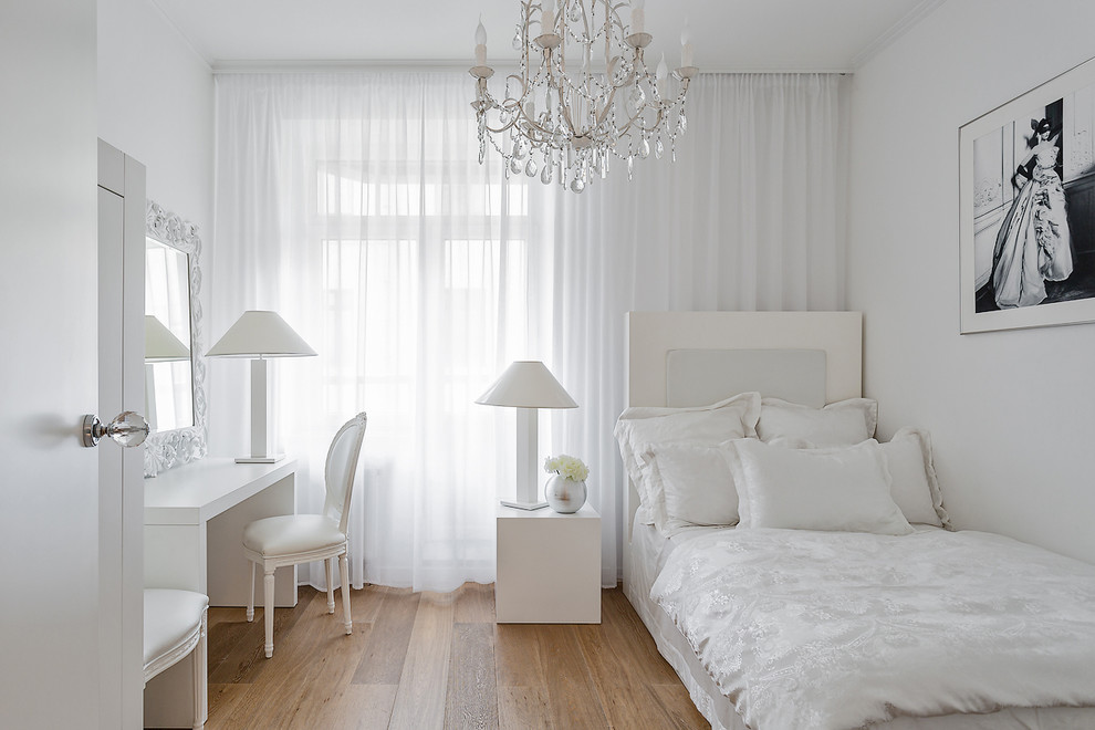 Imagen de dormitorio infantil contemporáneo con paredes blancas y suelo de madera en tonos medios