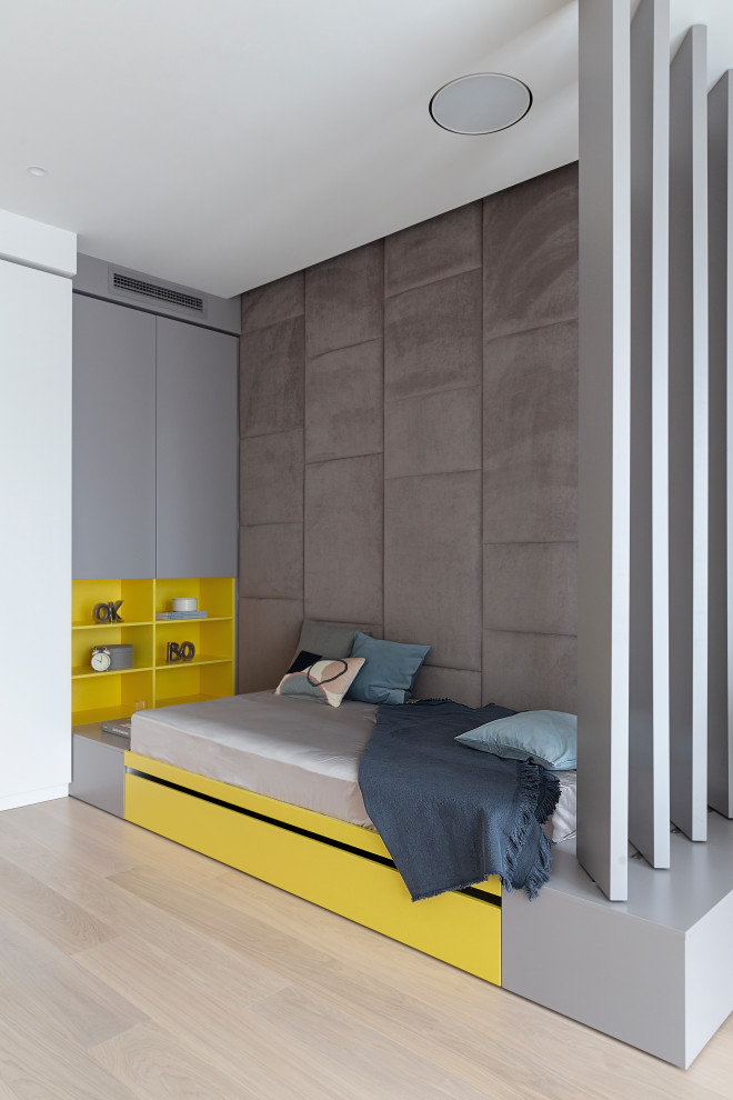 Cette photo montre une grande chambre d'enfant tendance avec un mur gris et un sol beige.