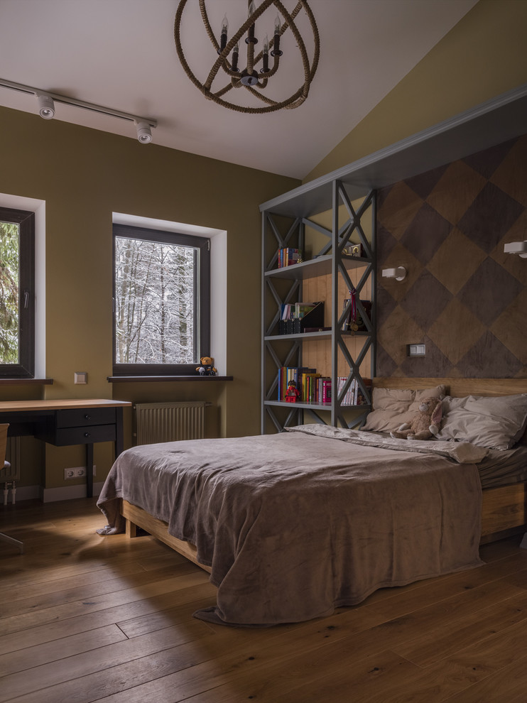 Inspiration för mellanstora klassiska barnrum kombinerat med sovrum, med mellanmörkt trägolv och brunt golv