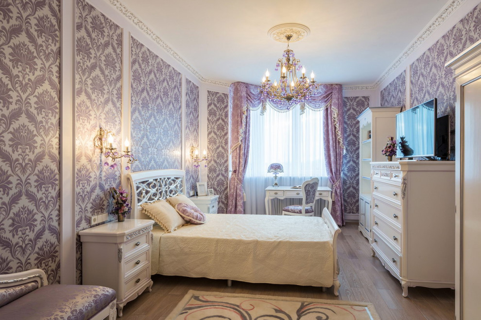 Großes Klassisches Kinderzimmer mit brauner Wandfarbe, braunem Holzboden, braunem Boden und Tapetenwänden in Moskau