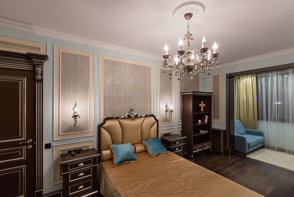 Imagen de dormitorio infantil clásico de tamaño medio con suelo de madera en tonos medios y papel pintado