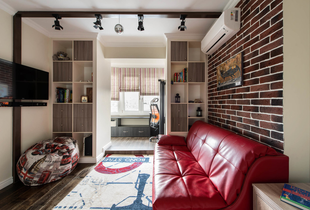 Inspiration pour une chambre d'enfant traditionnelle avec un bureau, parquet foncé et un sol marron.