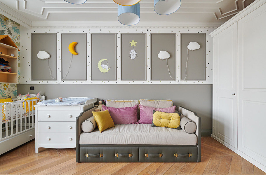 Esempio di una cameretta per bambini da 1 a 3 anni nordica di medie dimensioni con pareti grigie, parquet chiaro e pavimento beige
