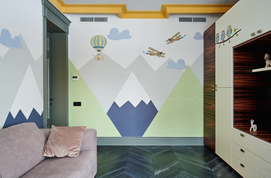 Exempel på ett mellanstort minimalistiskt barnrum kombinerat med lekrum, med beige väggar, mörkt trägolv och svart golv