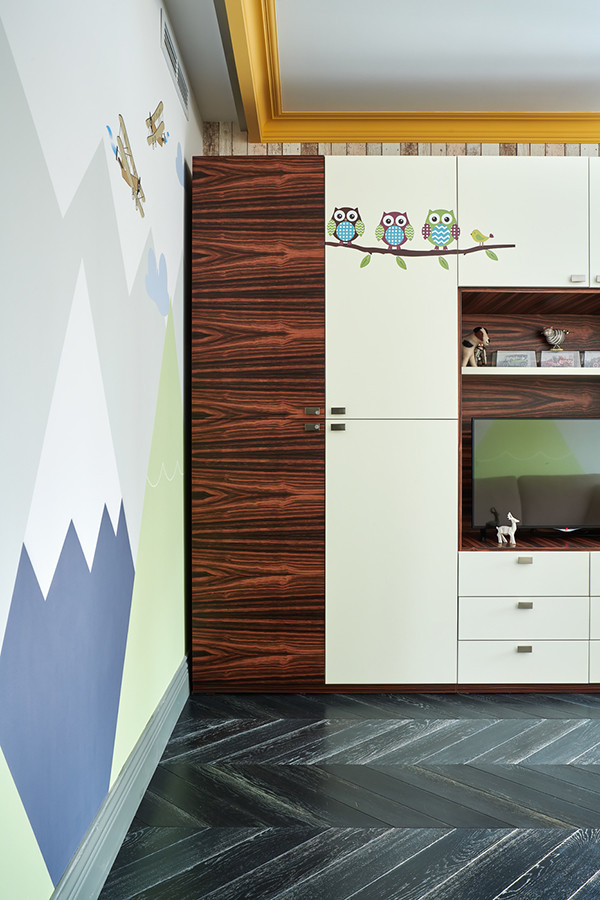 Foto på ett mellanstort minimalistiskt barnrum kombinerat med lekrum, med beige väggar, mörkt trägolv och svart golv