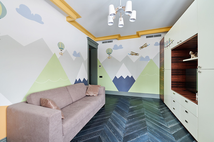Ispirazione per una cameretta per bambini da 1 a 3 anni nordica di medie dimensioni con pareti beige, parquet scuro e pavimento nero